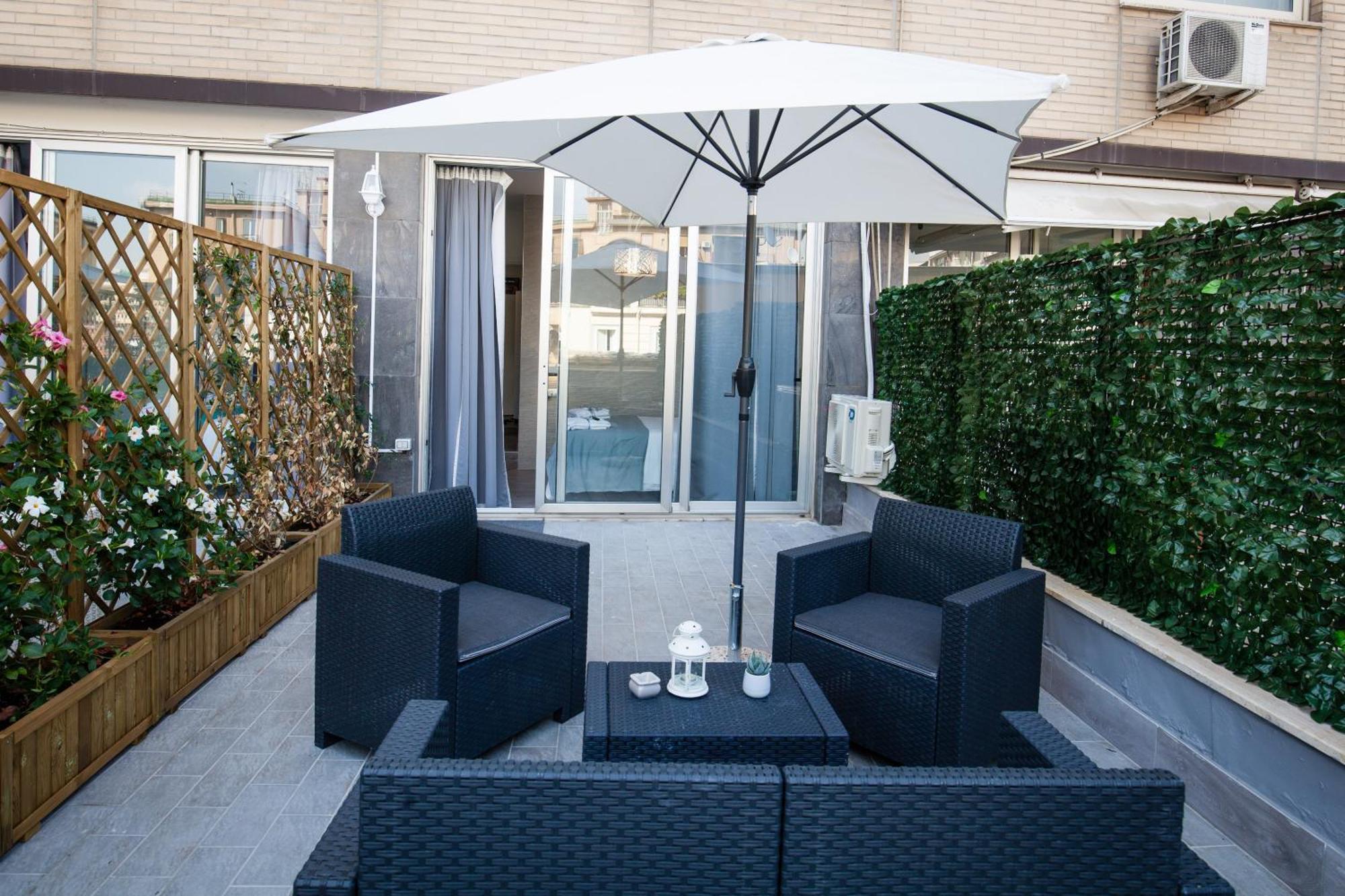 Zimmer mit Queensize-Bett und Balkon